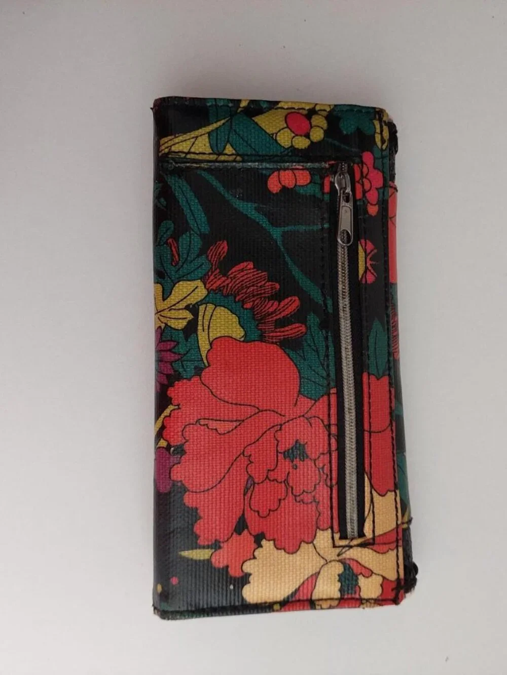 Floral print wallet with zipper pocket sakroots #floral #accessories
